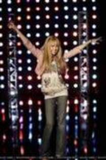 11007228_XCPLNYZRL - sedinta foto hannah montana1