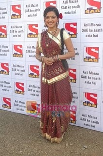 Ami_Trivedi_celebrate_makar_sankranti_on_SAB_Tv_on_10th_Jan_2011_(2)