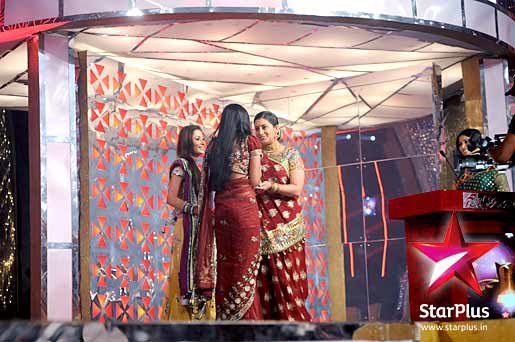 36131_128923317144373_100000801156690_138165_2541572_n - Parul Chauhan