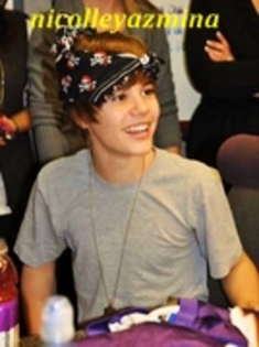 27944409_SJFSSQMVT[1] - cele mai rare poze din lume cu justin bieber