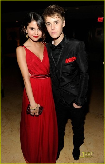 Stillglamo.ro justin-bieber-selena-gomez-oscar-2011 (1) - forsuperstar1