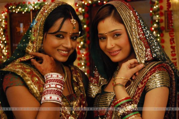 38877-sadhna-and-ragini-looking-gorgeous - Sara KHAN-Sadhna