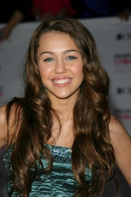 normal_92810_HQCB_NET_Miley_Cyrus_122_324lo - Peoples Choice Awards - 9 Jan - Arrivals