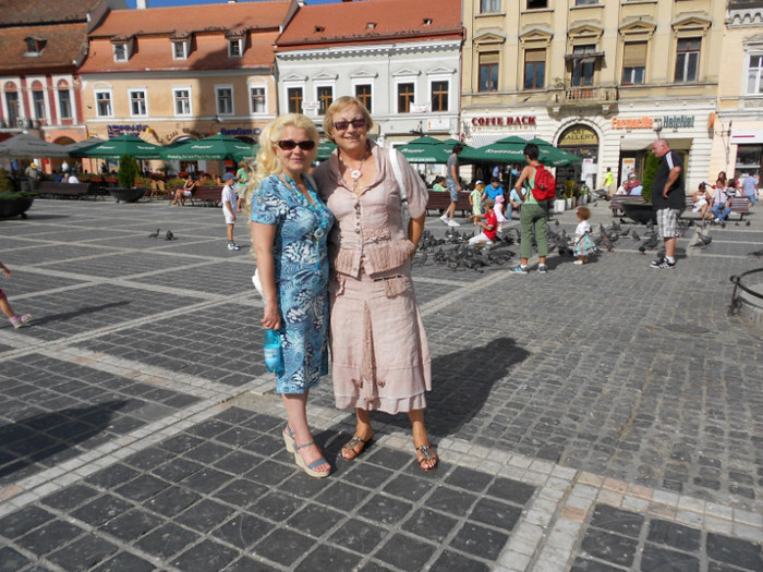 Eu si prietena mea Aura - ACASA LA BRASOV