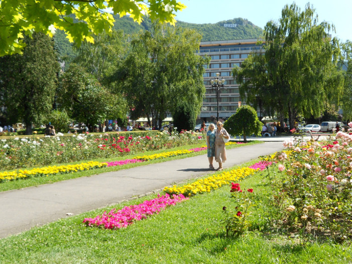 Dorina si Aura in parc