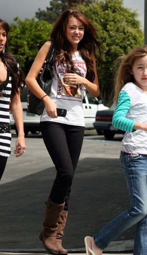 miley-cyrus-boots-hudson-je - Stilul lui Miley