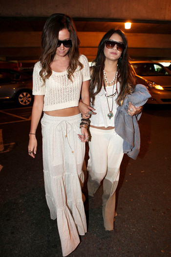 Vanessa+Hudgens+Ashley+Tisdale+Vanessa+Hudgens+EC63v0MEfNfl - Vanessa Hudgens