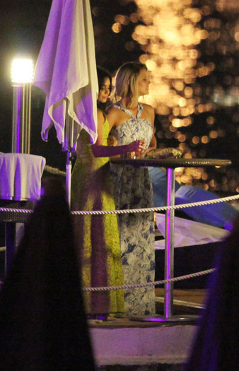 Vanessa+Hudgens+Stars+Baoli+Nightclub+2+pqmGSZohgKql