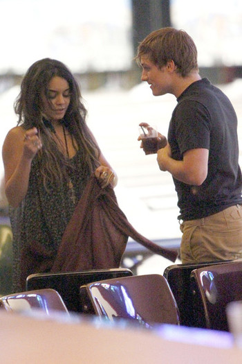 Vanessa+Hudgens+Vanessa+Hudgens+Josh+Hutcherson+ck9yse131bil - Vanessa Hudgens