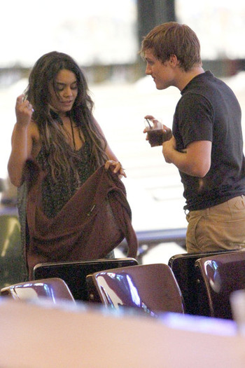Vanessa+Hudgens+Vanessa+Hudgens+Josh+Hutcherson+uboNKeeGcZpl - Vanessa Hudgens