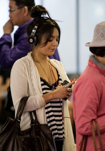 Vanessa+Hudgens+Vanessa+Hudgens+LAX+2ECXPUDpcWbl - Vanessa Hudgens