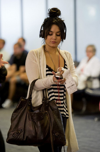 Vanessa+Hudgens+Vanessa+Hudgens+LAX+433wKWWNwPjl