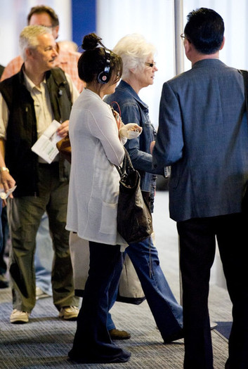 Vanessa+Hudgens+Vanessa+Hudgens+LAX+fN-742h9YIbl - Vanessa Hudgens