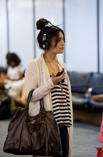 Vanessa+Hudgens+Vanessa+Hudgens+LAX+XP8fjym3Iz5l - Vanessa Hudgens