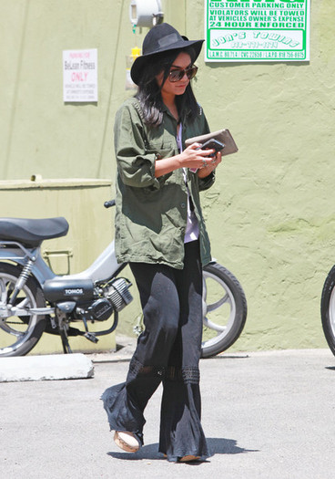 Vanessa+Hudgens+Vanessa+Hudgens+Leaving+Vivian+2O9_0l939Fwl - Vanessa Hudgens