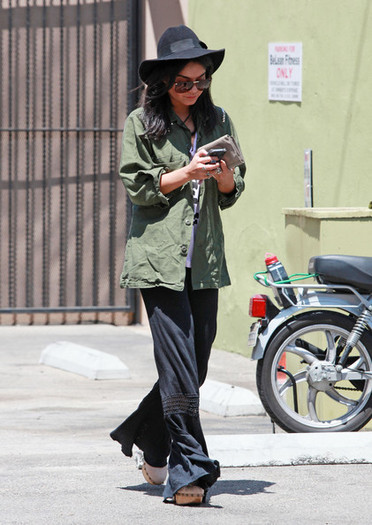Vanessa+Hudgens+Vanessa+Hudgens+Leaving+Vivian+nuNeTFK9EMwl - Vanessa Hudgens