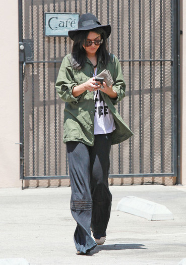 Vanessa+Hudgens+Vanessa+Hudgens+Leaving+Vivian+wauWfvVgHdTl - Vanessa Hudgens