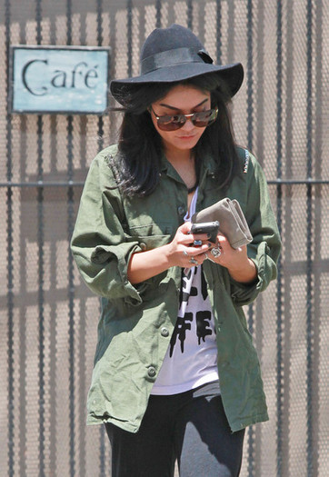 Vanessa+Hudgens+Vanessa+Hudgens+Leaving+Vivian+yyHKugcBByGl - Vanessa Hudgens