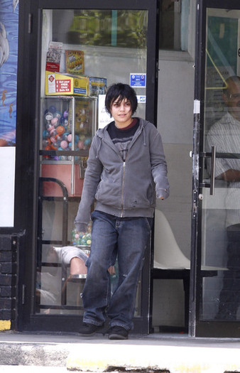 Vanessa+Hudgens+Vanessa+Hudgens+Newark+RsdYtbsry6zl - Vanessa Hudgens