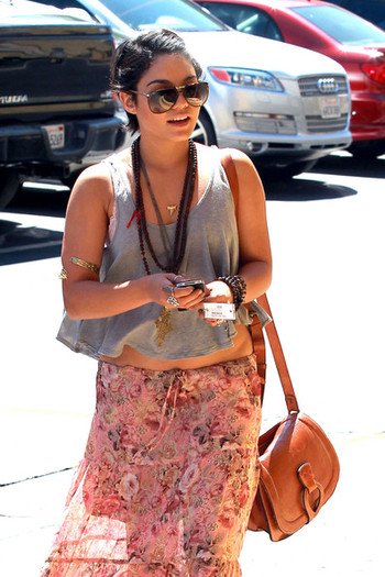 Vanessa+Hudgens+Vanessa+Hudgens+Shops+Venice+qMjGHfpTVKdl - Vanessa Hudgens