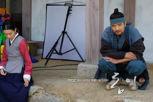 a - 0 A-In spatele scenei nou-nou