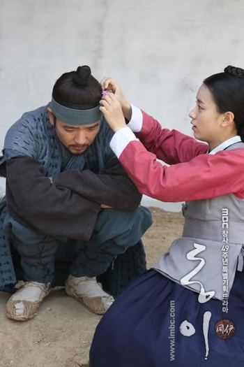 d - 0 A-In spatele scenei nou-nou