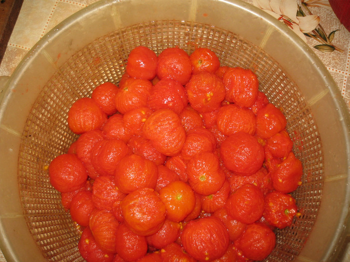 Rosii cherry in suc de rosii cu busuioc si usturoi - Diverse borcaneli