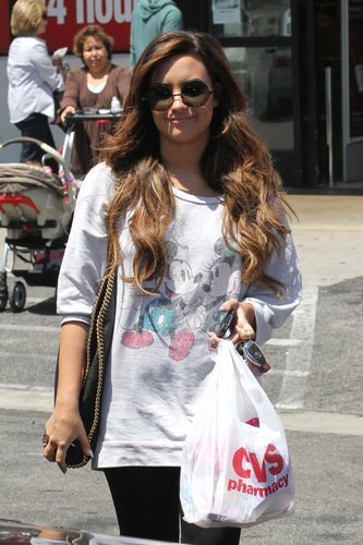 demi-lovato-cvs-pickup-06