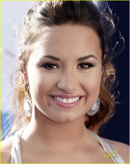 demi-lovato-do-something-awards-12