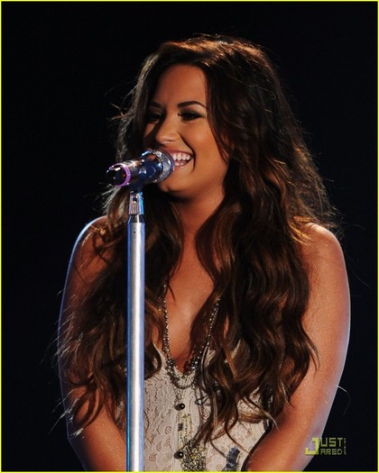 demi-lovato-do-something-awards-16