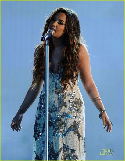 demi-lovato-do-something-awards-17