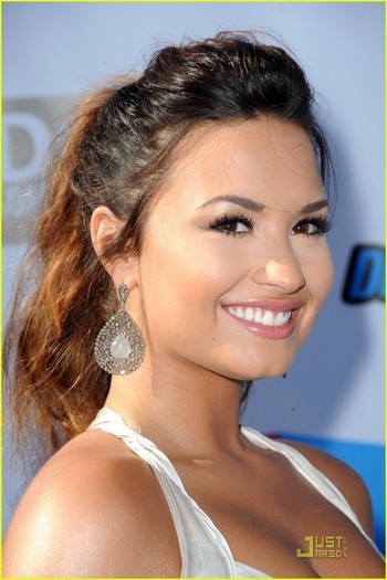 demi-lovato-do-something-awards-21
