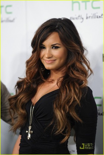 demi-lovato-htc-status-01