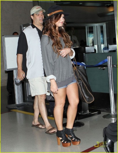 demi-lovato-lax-airport-01
