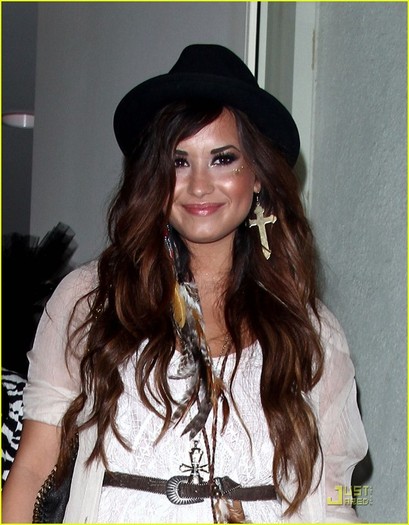 demi-lovato-noon-noor-15