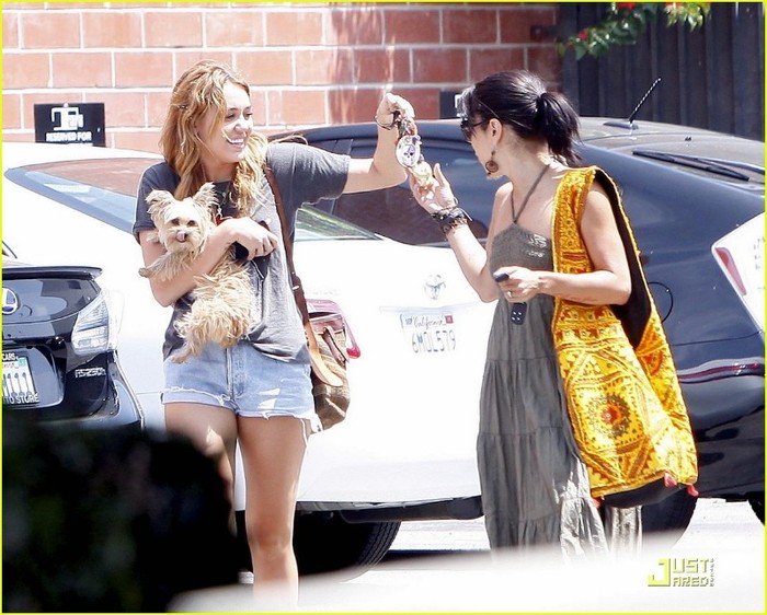 miley-cyrus-twitter-2-million-02 - disney 6