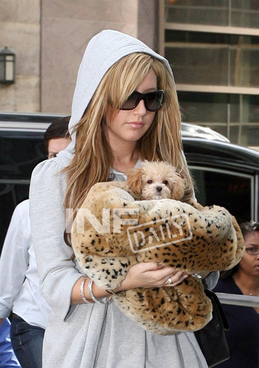 ashleytisdale0710220220ar2