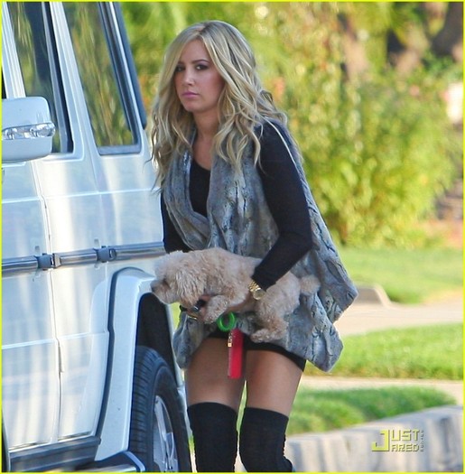ashley-tisdale-maui-leaving-house-02 - disney 5
