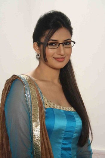 11613875-divyanka-tripathi-picture