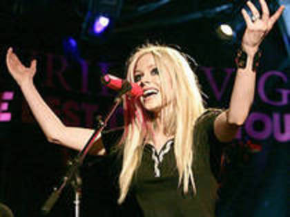 43102488_LZVYQABCF - 000 avril lavigne photo 000