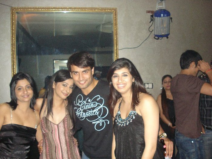 164327_186562381354362_158007917543142_704358_4699842_n - Vivian dsena