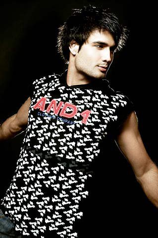 268629_258109077533025_158007917543142_1126480_2343492_n - Vivian dsena