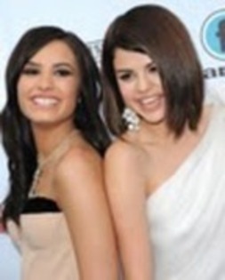 29488523_EEKYQVICK - selena si demi