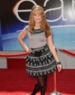 45821002_CZHNYRJAI - sedinta foto debby ryan5