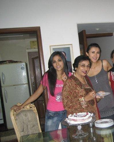 226591_100352740054829_100002403090932_959_7130588_n - xxShilpa Anandxx