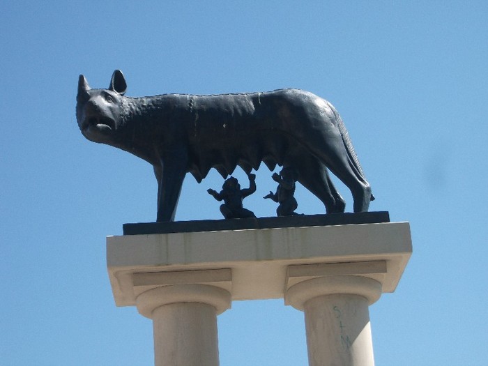 Lupoaica cu Romulus si Remus