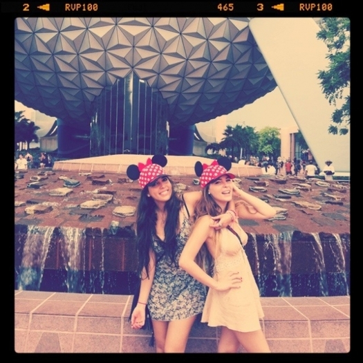 normal_BelindaPhotosCom_Candids_2011_Disney_0812_03