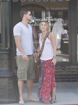 normal_017 - Miley and Liam At Shopping