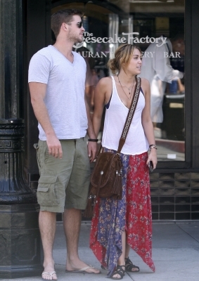 normal_020 - Miley and Liam At Shopping