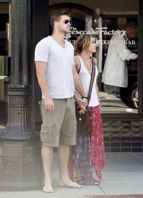 normal_021 - Miley and Liam At Shopping